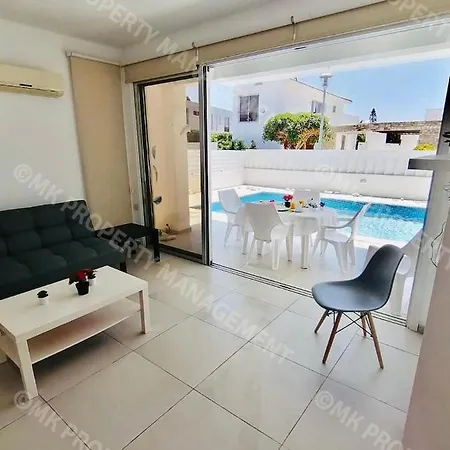 Nyaraló Colonean Beach Villas Lárnaka